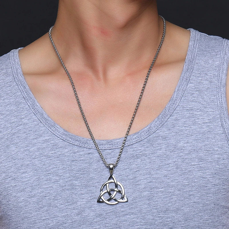 Vnox Wikinger-Halsketten mit keltischem Knoten für Herren, Edelstahl, Dreifachknoten-Anhänger, lässiger Herrenschmuck mit 61 cm Box-Kette