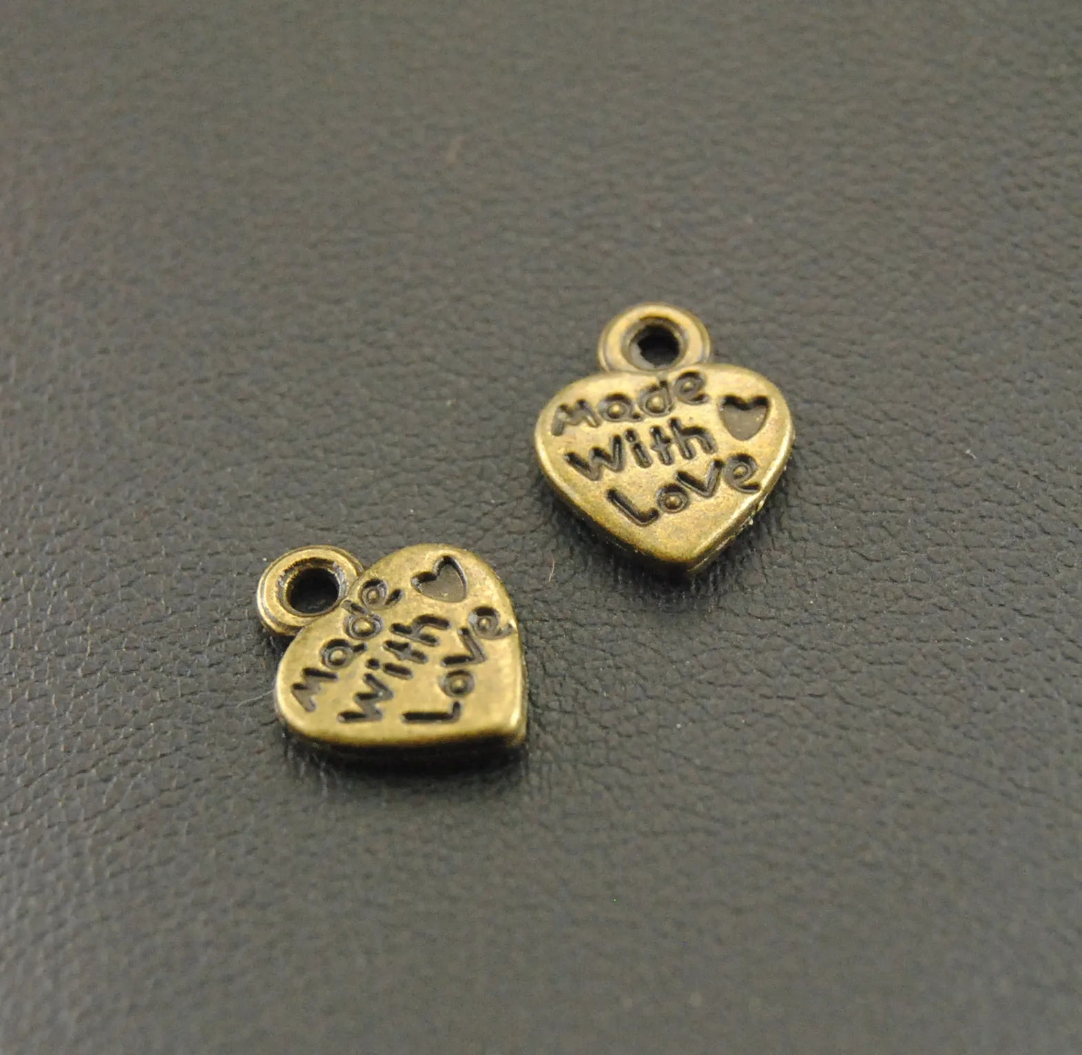 100 Stück plattierte Metalllegierung, gemischte Farben, hergestellt mit Liebes-Herz-Charms, Anhängerzubehör, 12 mm x 10 mm
