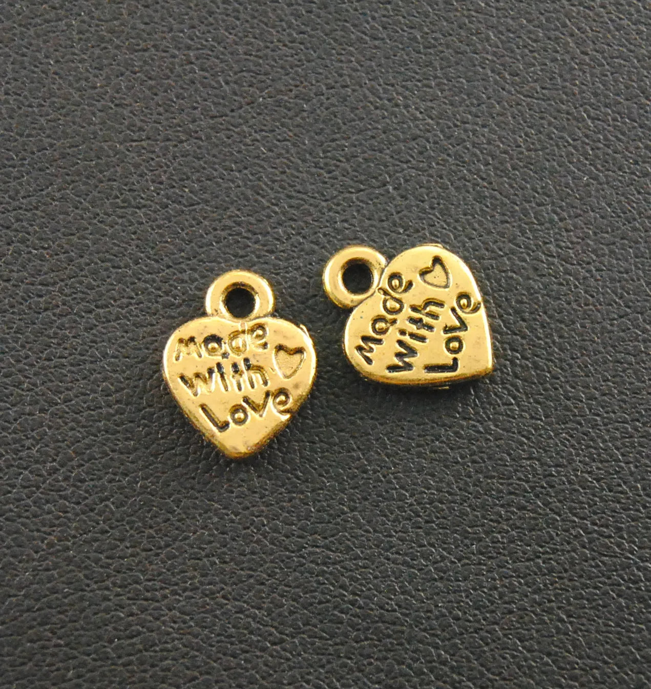 100 Stück plattierte Metalllegierung, gemischte Farben, hergestellt mit Liebes-Herz-Charms, Anhängerzubehör, 12 mm x 10 mm
