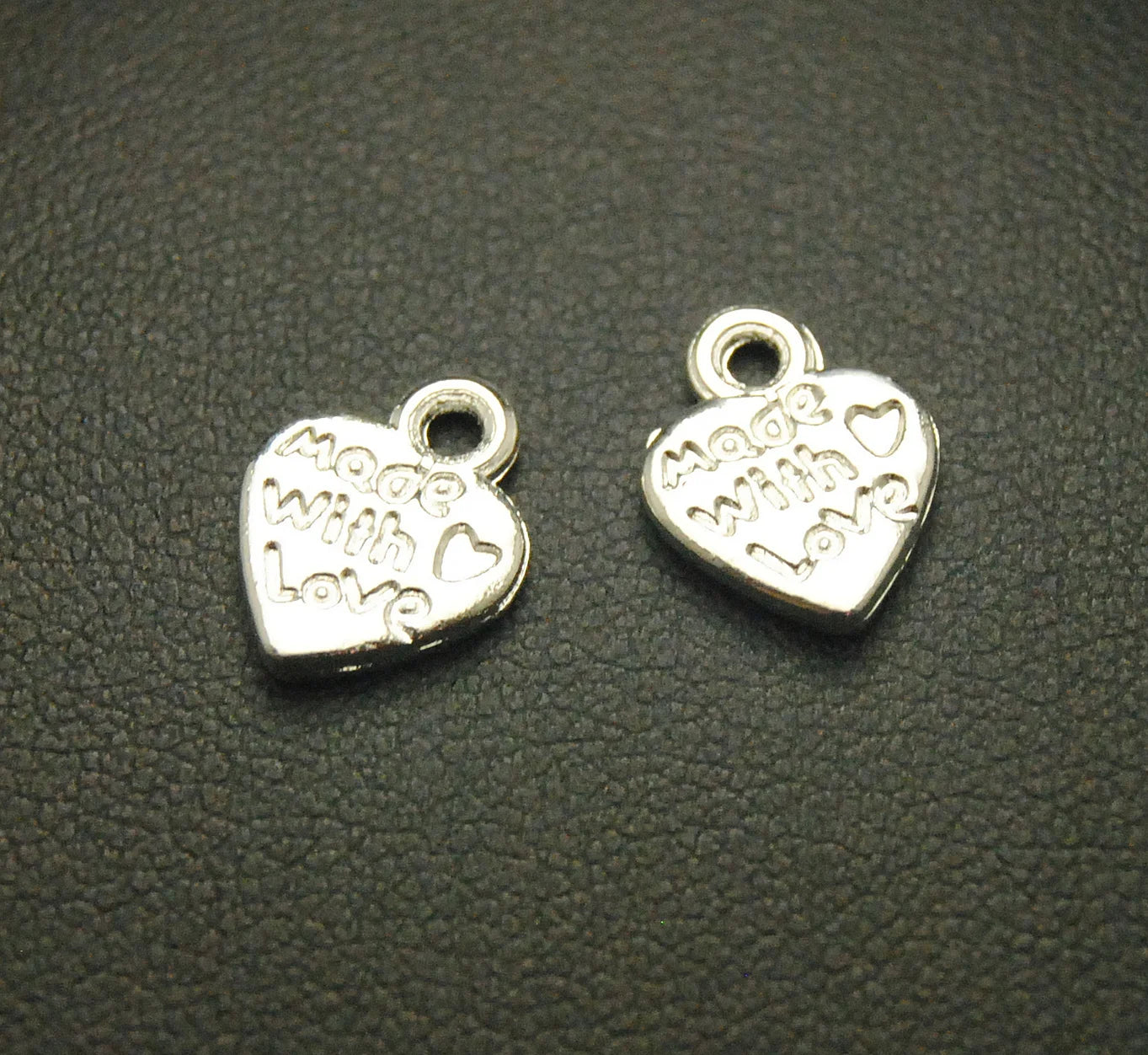 100 Stück plattierte Metalllegierung, gemischte Farben, hergestellt mit Liebes-Herz-Charms, Anhängerzubehör, 12 mm x 10 mm