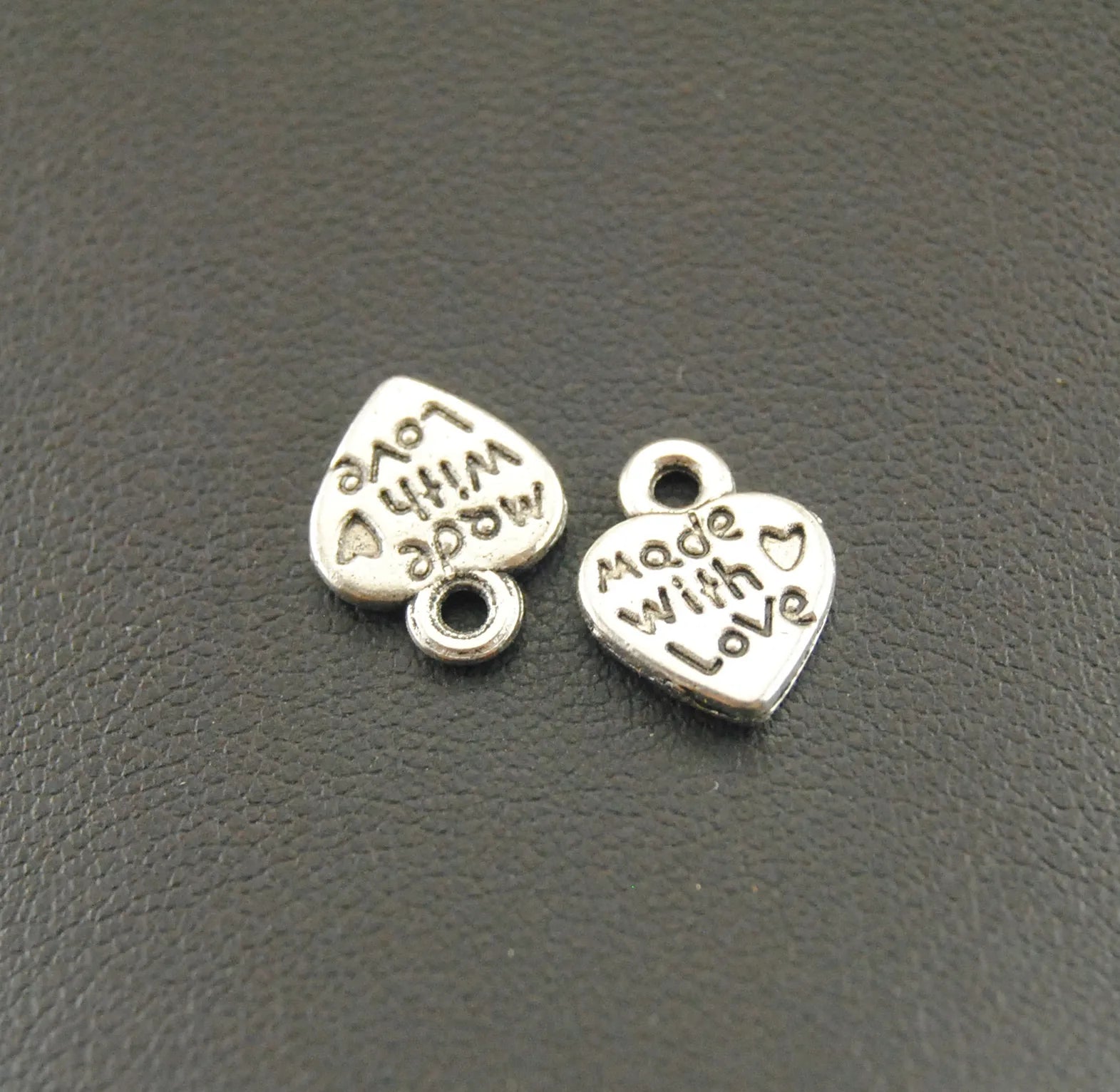 100 Stück plattierte Metalllegierung, gemischte Farben, hergestellt mit Liebes-Herz-Charms, Anhängerzubehör, 12 mm x 10 mm