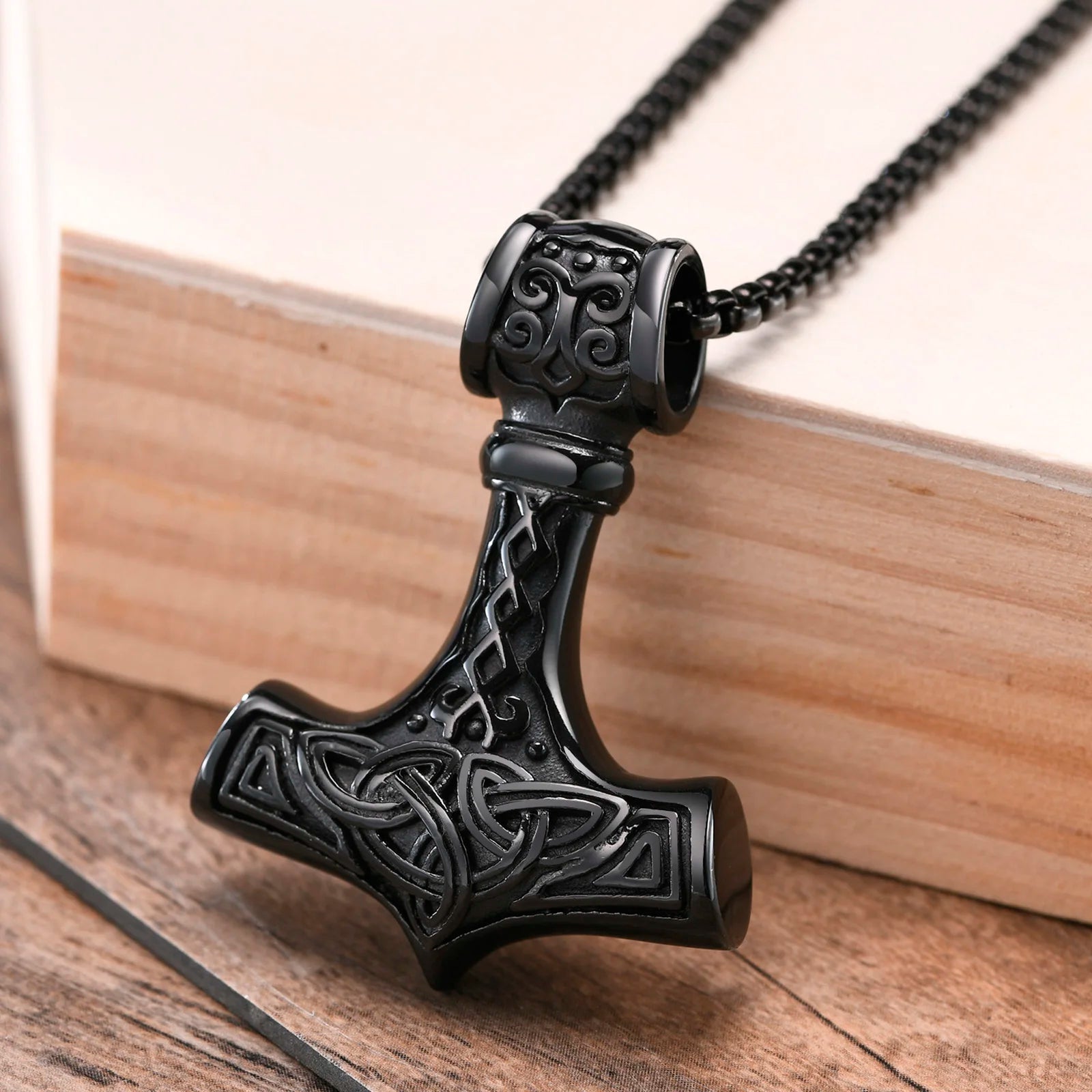 Vnox Vintage Herren nordische Wikinger-Halsketten, Rock Punk Retro Thor Mjolnir Hammer Anhänger, skandinavisches nordisches Amulett Runen-Halsschmuck