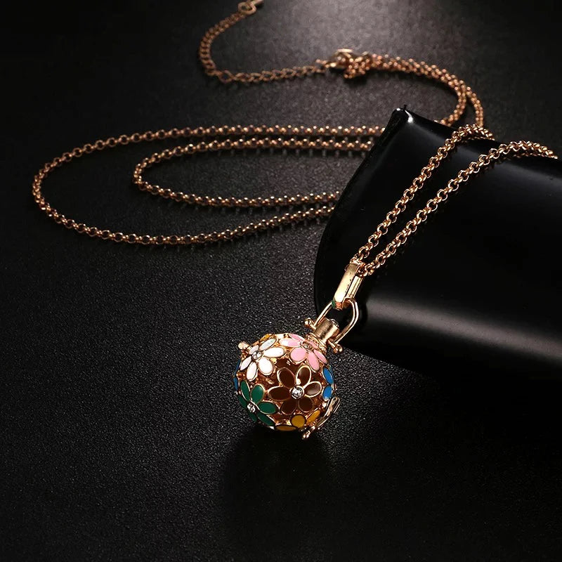2020 beliebte Multi-Stile hohle Vintage-Halskette Schmuck Musik Ball Schwangerschaft Glocke Halskette Aroma ätherisches Öl Medaillon Anhänger