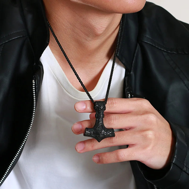 Vnox Vintage Herren nordische Wikinger-Halsketten, Rock Punk Retro Thor Mjolnir Hammer Anhänger, skandinavisches nordisches Amulett Runen-Halsschmuck