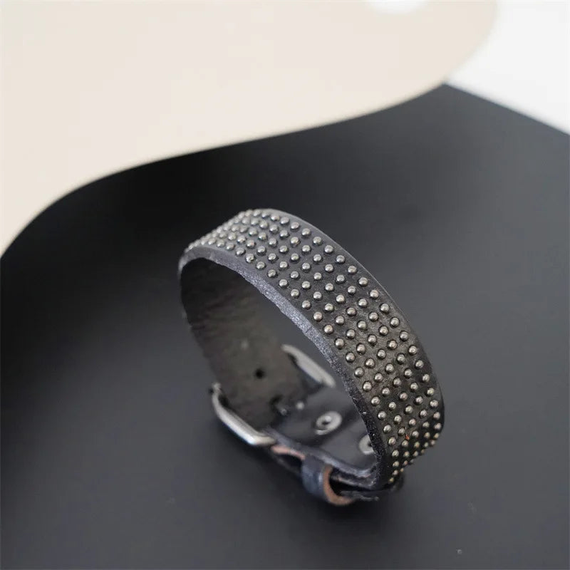 MKENDN Vintage pflanzlich gegerbtes Rindsleder-Manschettenarmband für Männer und Frauen, Punk-Armreif, geriebenes Distressed-Denim-farbiges Armband