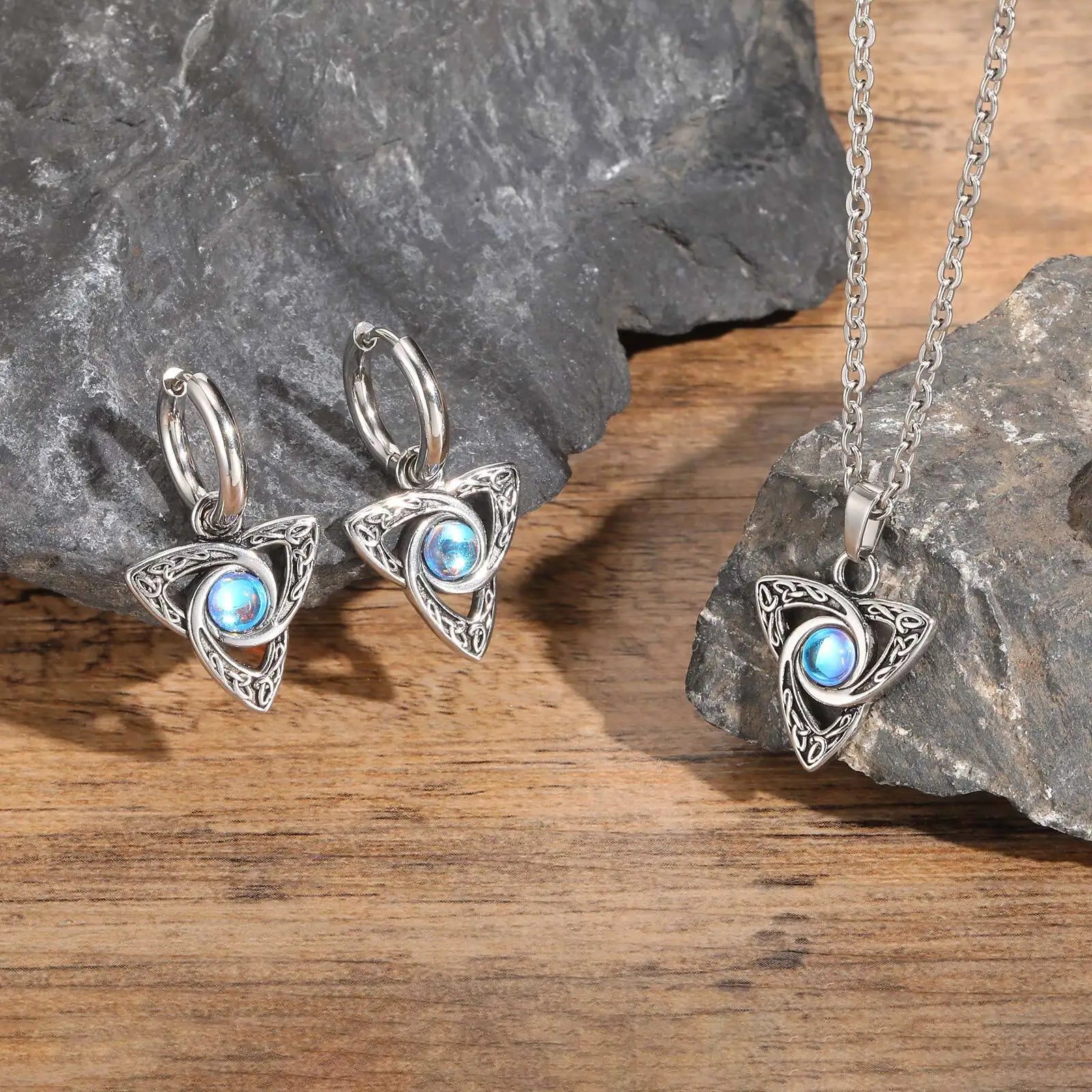 Vnox Vintage-Halsketten mit keltischem Knoten-Anhänger und Mondstein-Intarsien für Männer und Frauen, Hexenknoten-Kragen-Schmuck mit Box-Kette