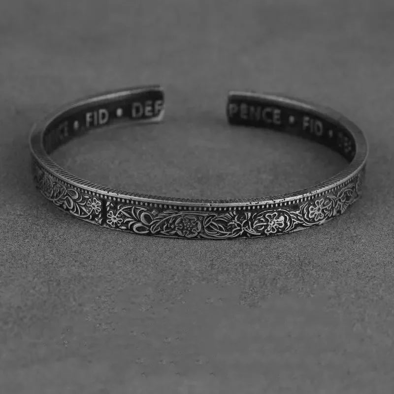 Versilbertes Lucky Sixpence Muster Buchstabenarmband Herren Manschettenarmreifen Damen Trendiger Charm-Schmuck