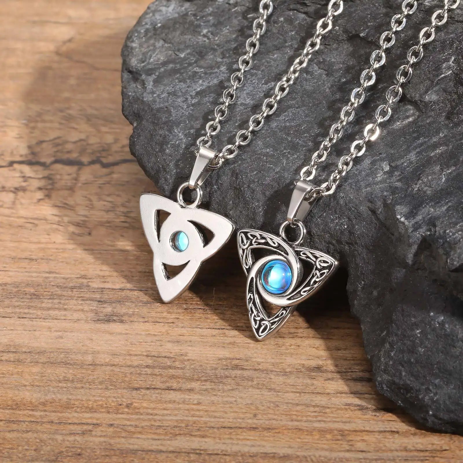 Vnox Vintage-Halsketten mit keltischem Knoten-Anhänger und Mondstein-Intarsien für Männer und Frauen, Hexenknoten-Kragen-Schmuck mit Box-Kette