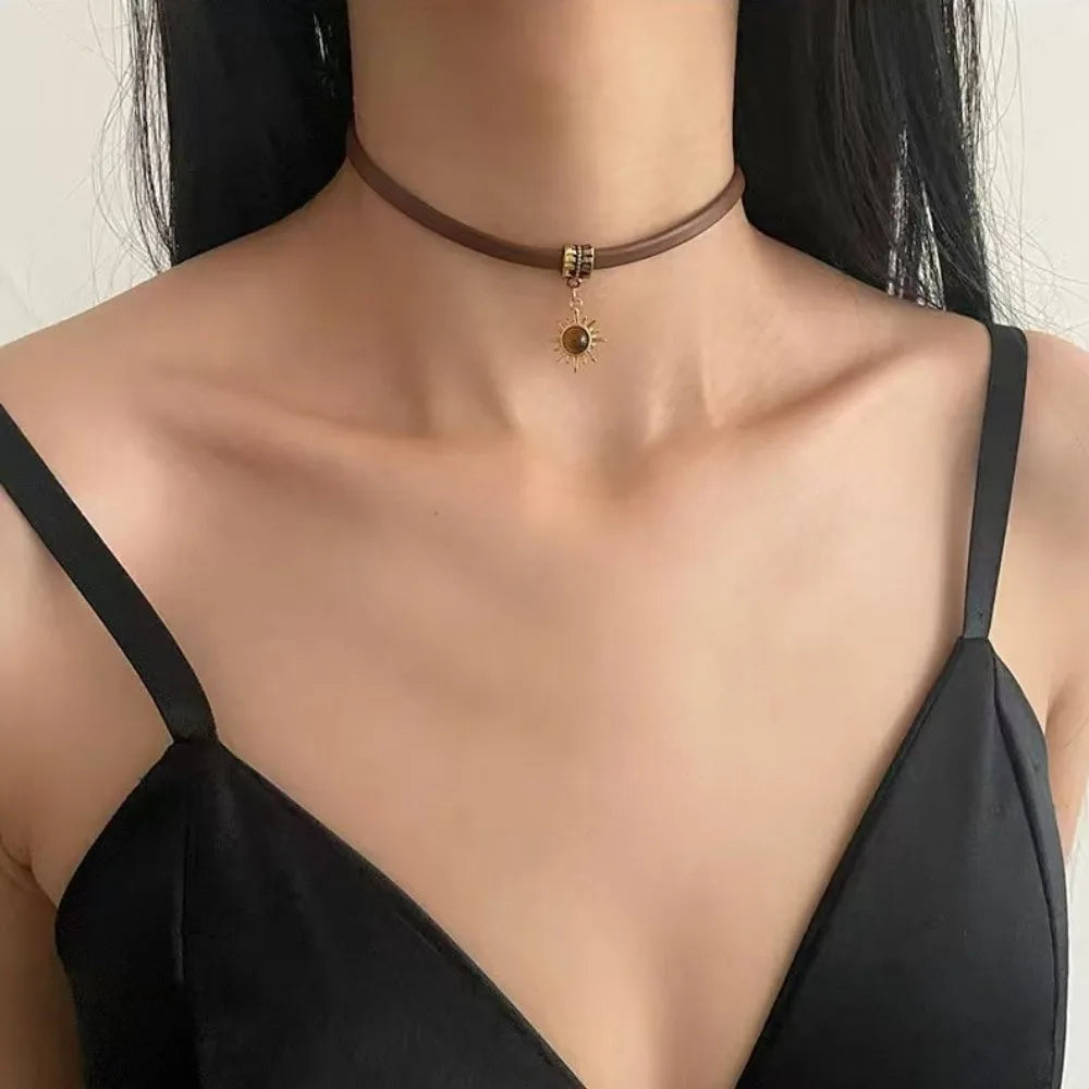 Vintage Stein Sonne Anhänger Halsketten Braun PU Leder Halsband Halskette Für Frauen Mädchen Trendy Herbst Winter Mode Schmuck Geschenke