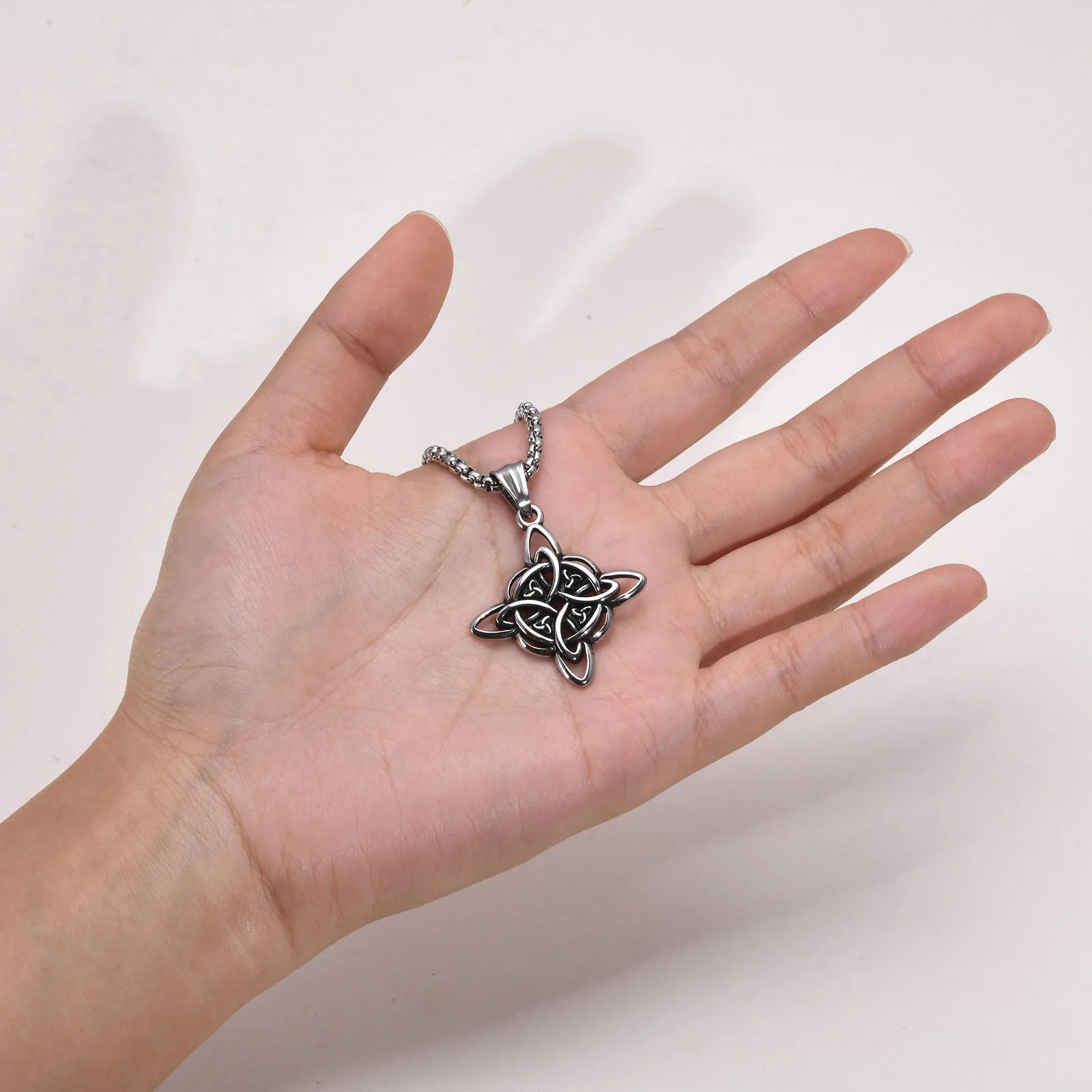 Vnox Vintage keltische Knoten-Halsketten für Männer und Frauen, nordischer Nord-Eur-Amulett-Anhänger aus Edelstahl, Triquetra-Hexenknoten-Kragen