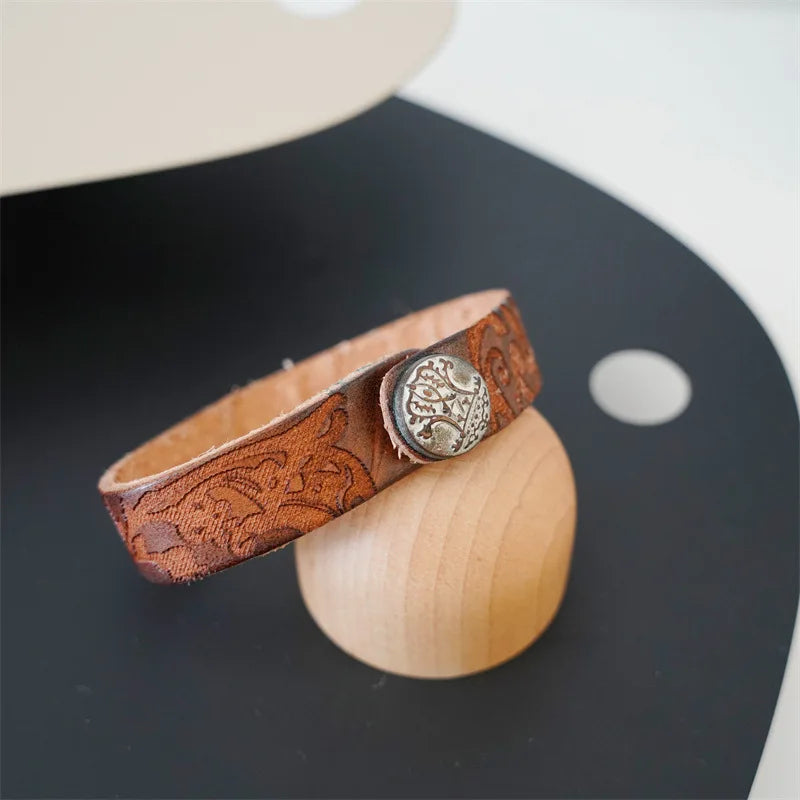 MKENDN Vintage pflanzlich gegerbtes Rindsleder-Manschettenarmband für Männer und Frauen, Punk-Armreif, geriebenes Distressed-Denim-farbiges Armband