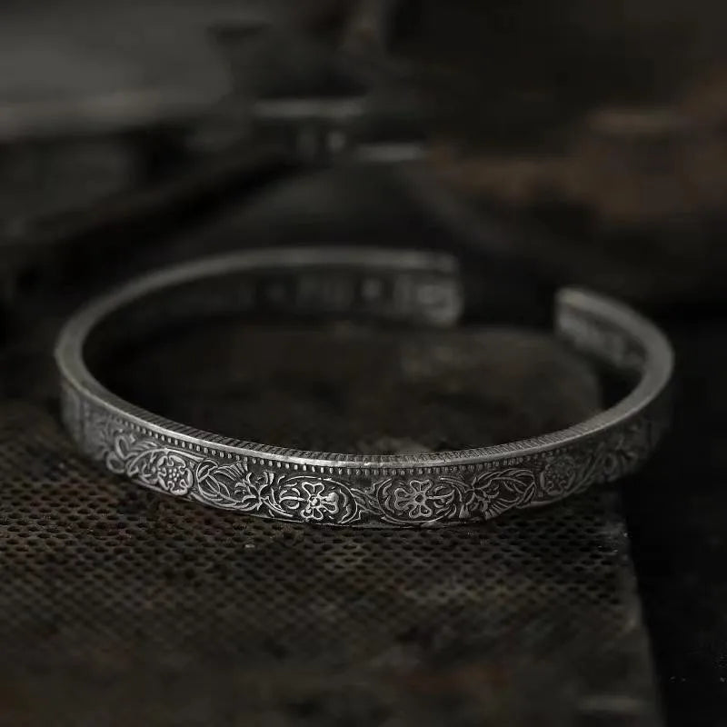 Versilbertes Lucky Sixpence Muster Buchstabenarmband Herren Manschettenarmreifen Damen Trendiger Charm-Schmuck