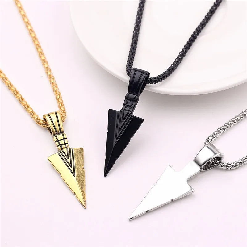 2022 silber Farbe Retro Persönlichkeit Schwarz Dreieck Pfeilspitze Halskette Anhänger Nische Stil Punk Schmuck Party Geschenk Für Männer Und Wo