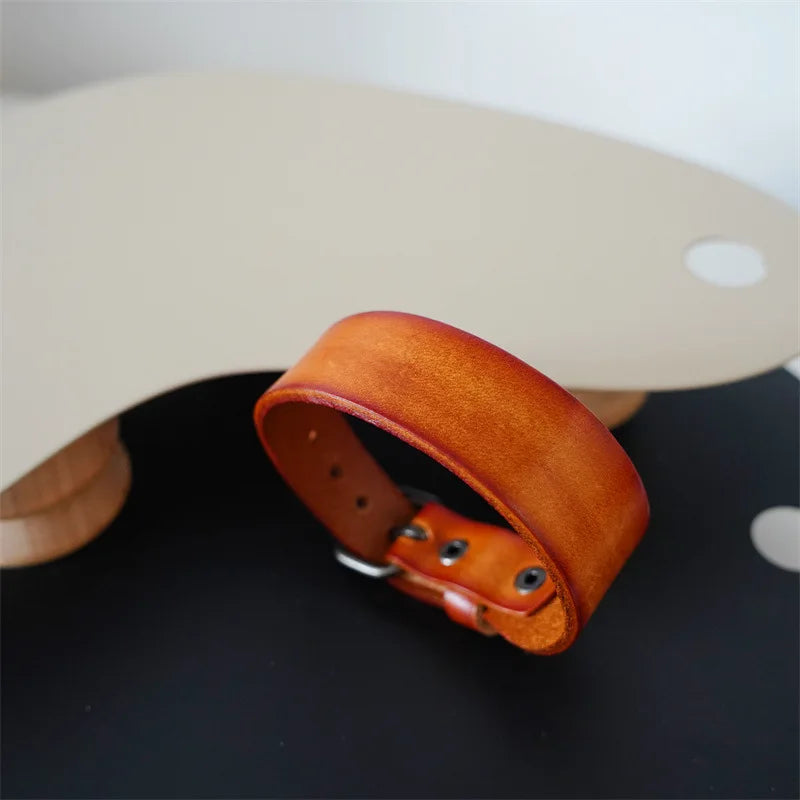 MKENDN Vintage pflanzlich gegerbtes Rindsleder-Manschettenarmband für Männer und Frauen, Punk-Armreif, geriebenes Distressed-Denim-farbiges Armband