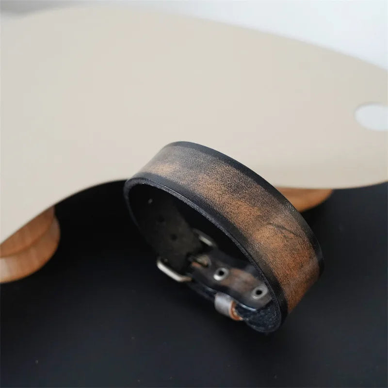 MKENDN Vintage pflanzlich gegerbtes Rindsleder-Manschettenarmband für Männer und Frauen, Punk-Armreif, geriebenes Distressed-Denim-farbiges Armband