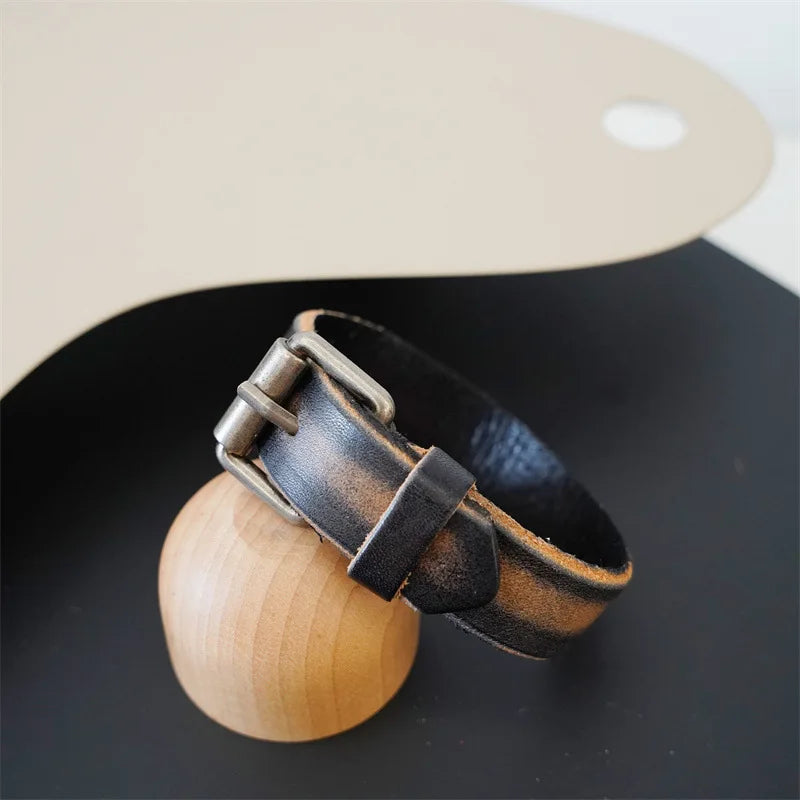 MKENDN Vintage pflanzlich gegerbtes Rindsleder-Manschettenarmband für Männer und Frauen, Punk-Armreif, geriebenes Distressed-Denim-farbiges Armband