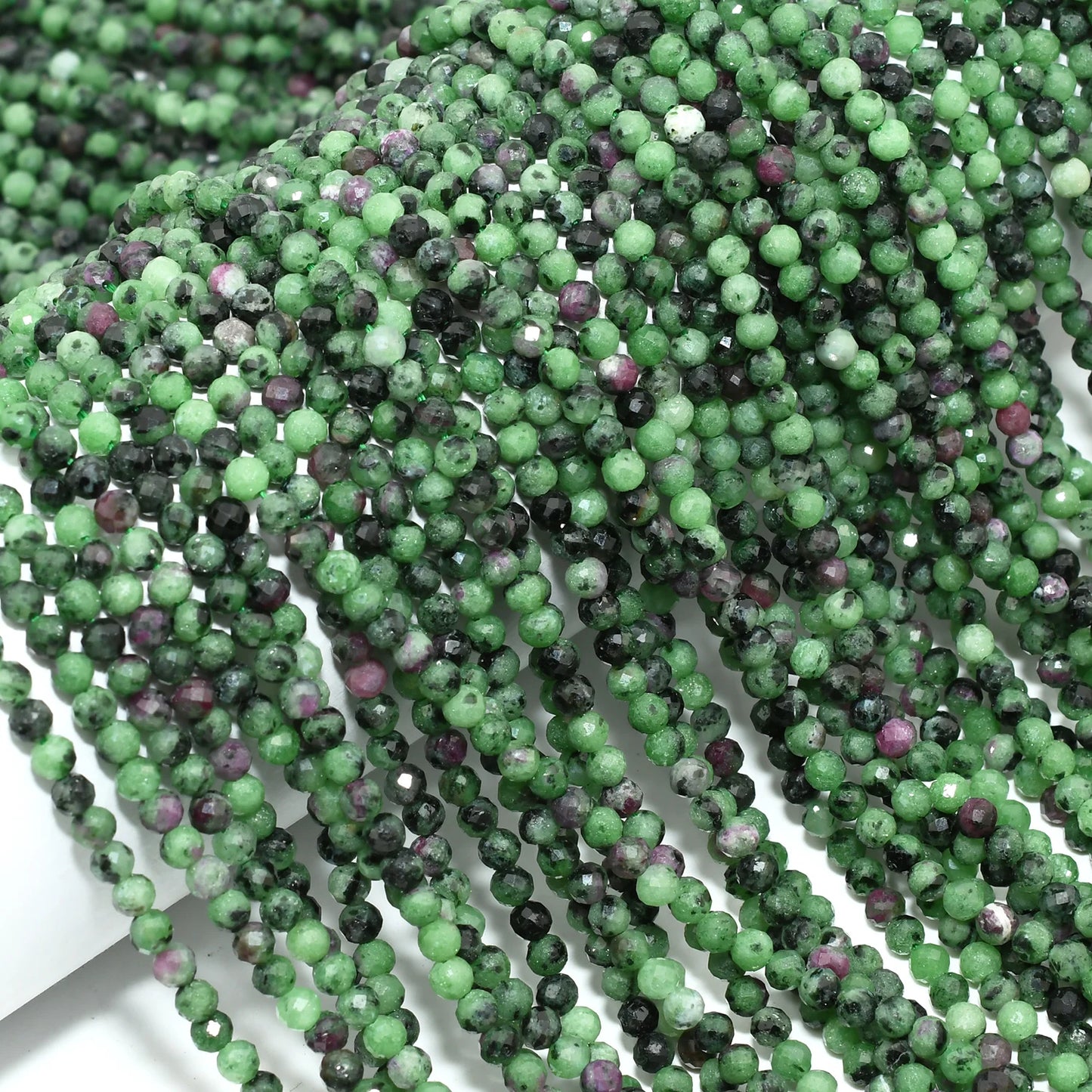 Natürliche Rubin-Zoisit-facettierte runde Perlen 2 mm, 3 mm, 4 mm