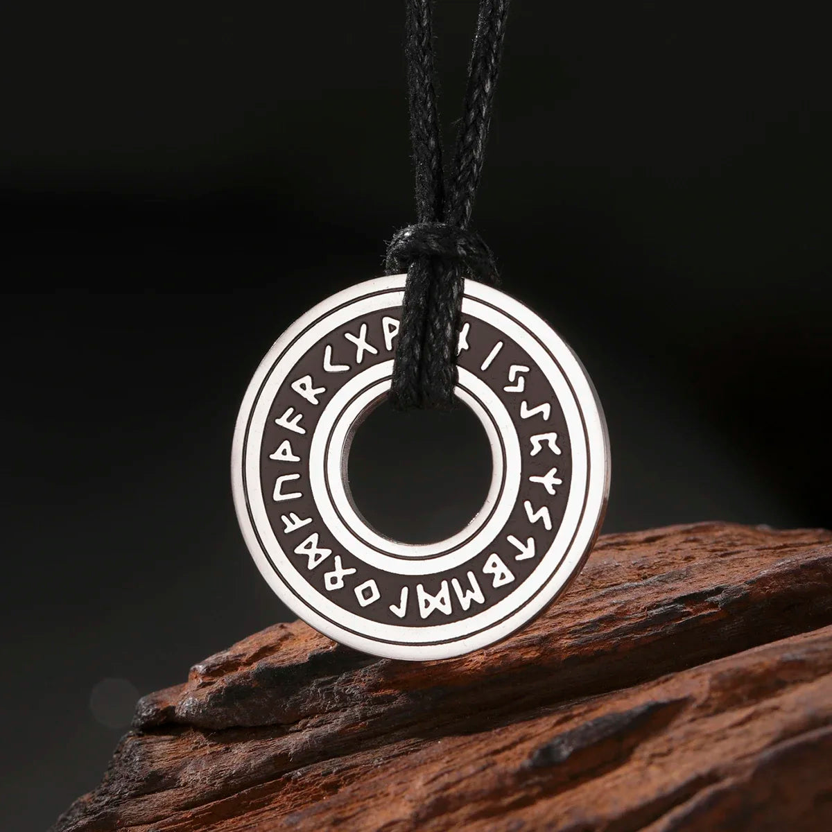 YILUOCD Viking Nordic Rune Halsketten für Männer Edelstahl Trinity Keltischer Knoten Anhänger Amulett Pagan Nordische Runen Jewerly