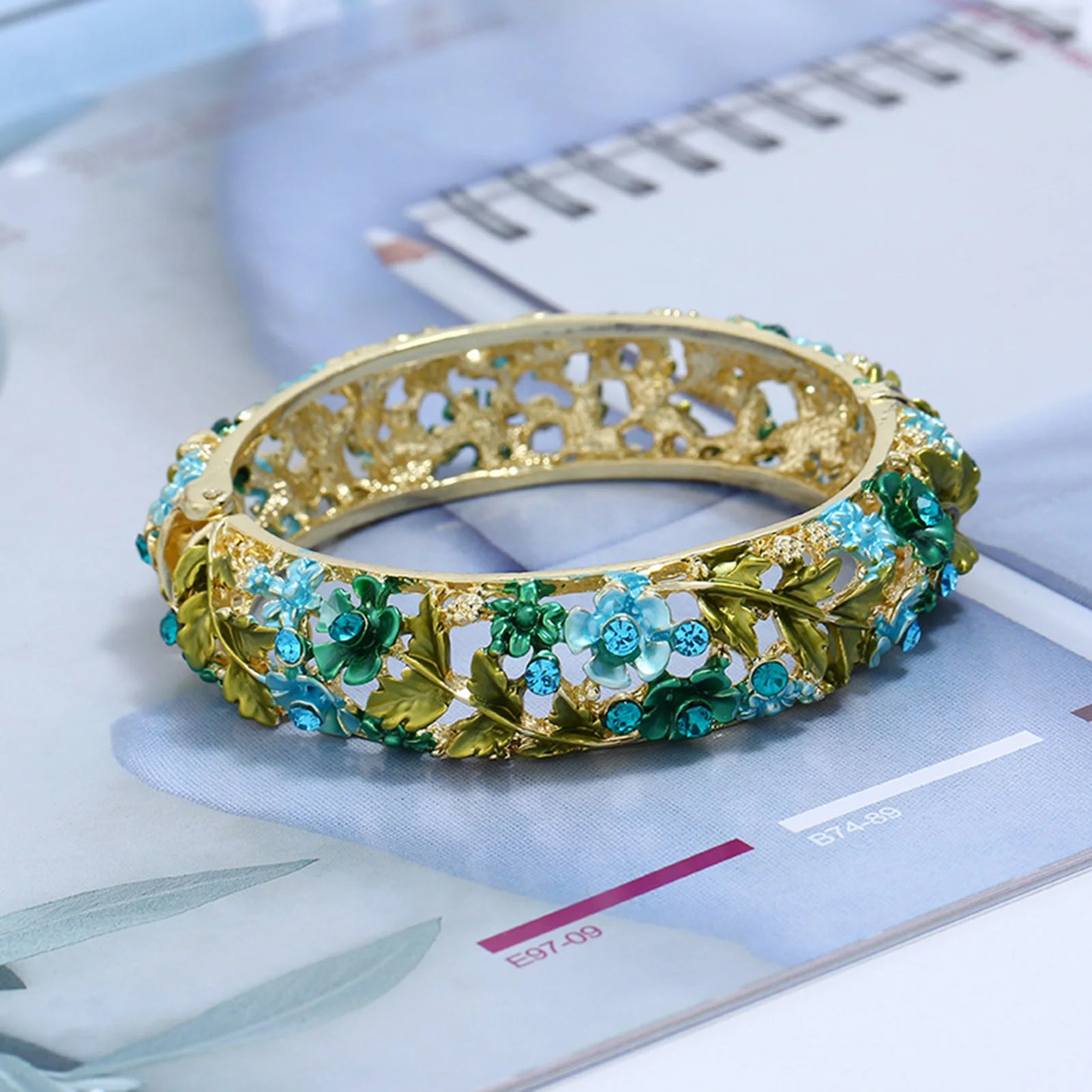 Frau Vintage Armreifen handgemachte bunte Metall Blumenarmbänder für Mama Oma Schwester Freundinnen Geburtstag Neujahr Party Geschenke