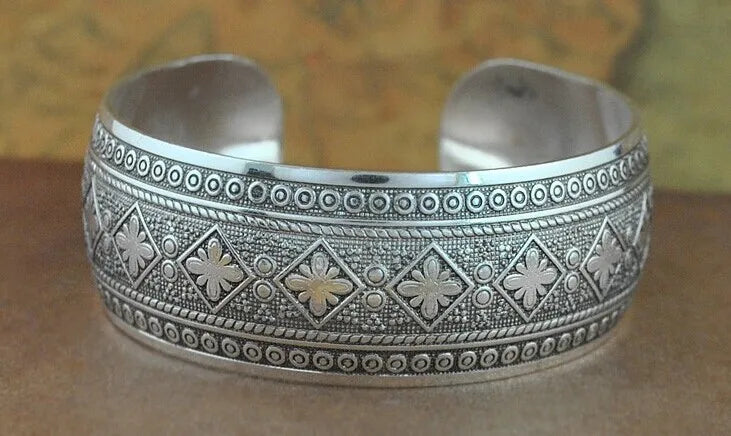 32-Stil Vintage-Manschettenarmband, tibetisch versilbert, geschnitzte Blume, Tier-Öffnungsarmreif, verstellbar, indischer Schmuck, Damen-Geschenke