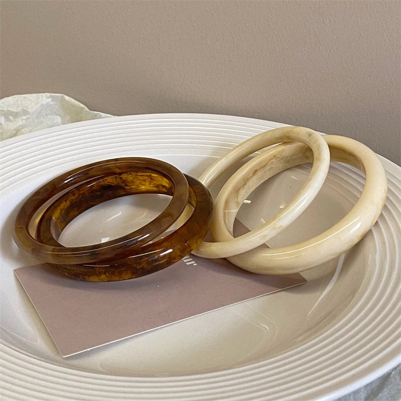 4 teile/satz Vintage Punk Kaffee Beige Dünne Harz Acryl Verschmieren Armreifen Runde Unregelmäßige Armreif Armband Für Frauen Männer Schmuck