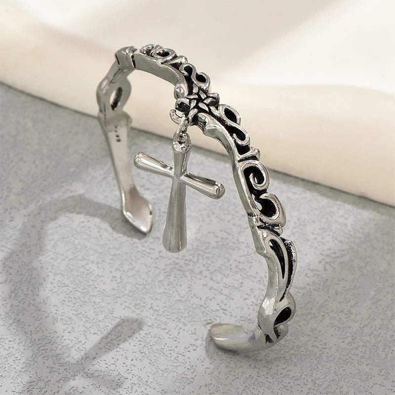 Bohemian Vintage Kreuz Charm Geschnitzte Manschette Armband Retro Silber Punk Einstellbare Offene Armreif für Frauen Gothic Schmuck Zubehör