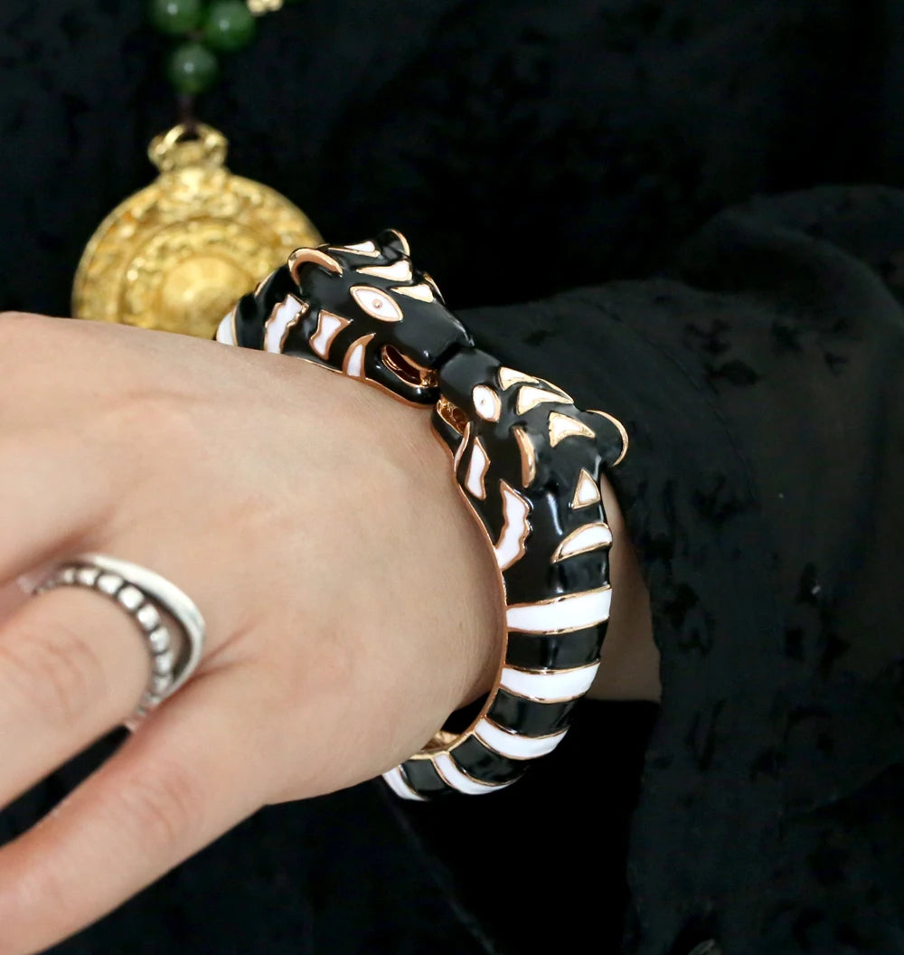 Kaymen neue Emaille bunte Tiger Armreif Manschette Armband für Frauen Mädchen Aussage mehrfarbige Mode Armreif Schmuck 15 Farben