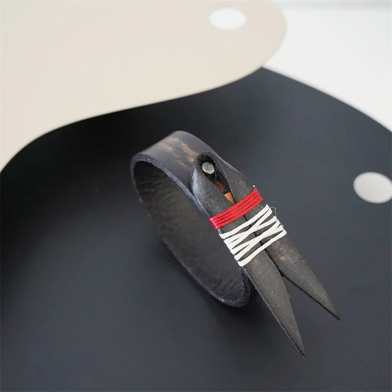 MKENDN Vintage pflanzlich gegerbtes Rindsleder-Manschettenarmband für Männer und Frauen, Punk-Armreif, geriebenes Distressed-Denim-farbiges Armband