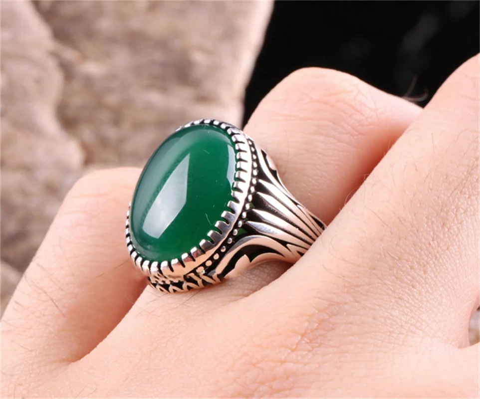 Europäischer und amerikanischer eingelegter Smaragd-Herrenring Türkei Retro dominanter Persönlichkeitsring, um den Bankett-Party-Schmuck teilzunehmen