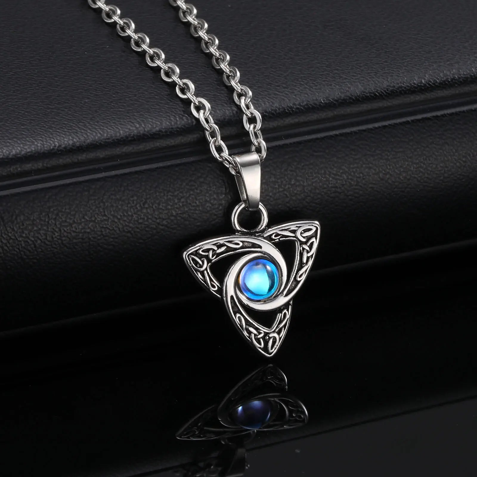 Vnox Vintage-Halsketten mit keltischem Knoten-Anhänger und Mondstein-Intarsien für Männer und Frauen, Hexenknoten-Kragen-Schmuck mit Box-Kette