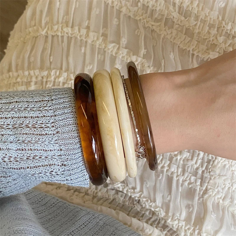 4 teile/satz Vintage Punk Kaffee Beige Dünne Harz Acryl Verschmieren Armreifen Runde Unregelmäßige Armreif Armband Für Frauen Männer Schmuck