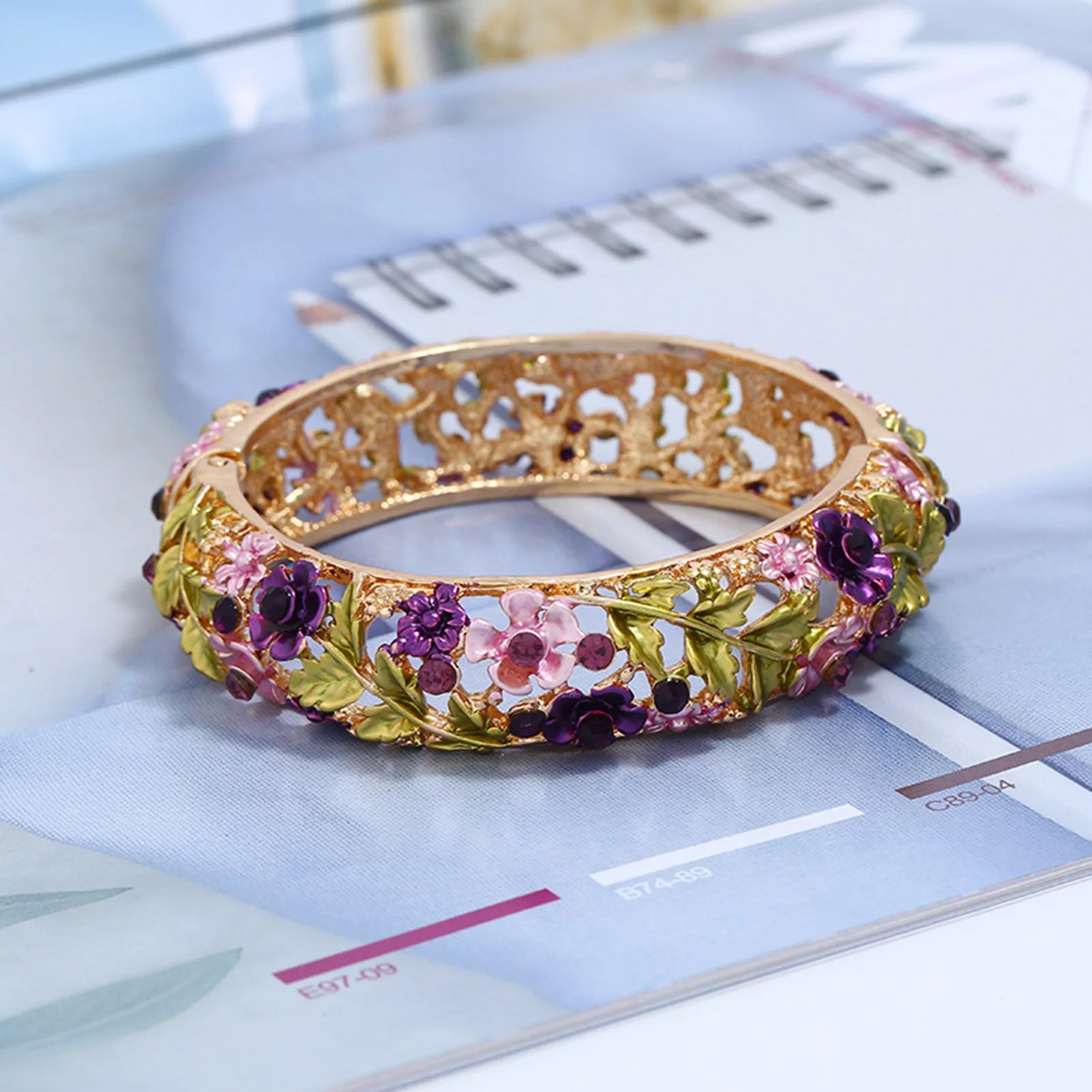 Frau Vintage Armreifen handgemachte bunte Metall Blumenarmbänder für Mama Oma Schwester Freundinnen Geburtstag Neujahr Party Geschenke