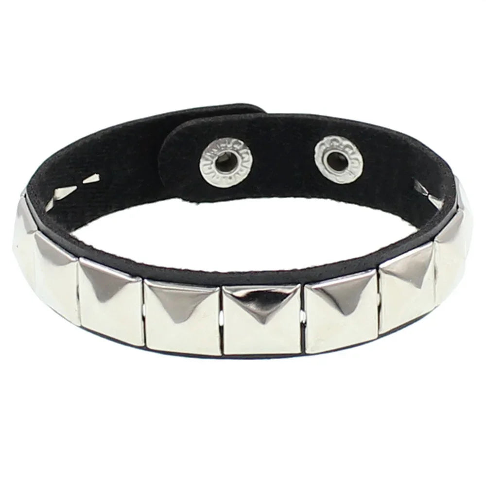 Neue breite Punk Chunky Rivet Leder Armreif Rock Reihen quadratische Nägel Armband einstellbare Größe Schmuck Armbänder & Armreif