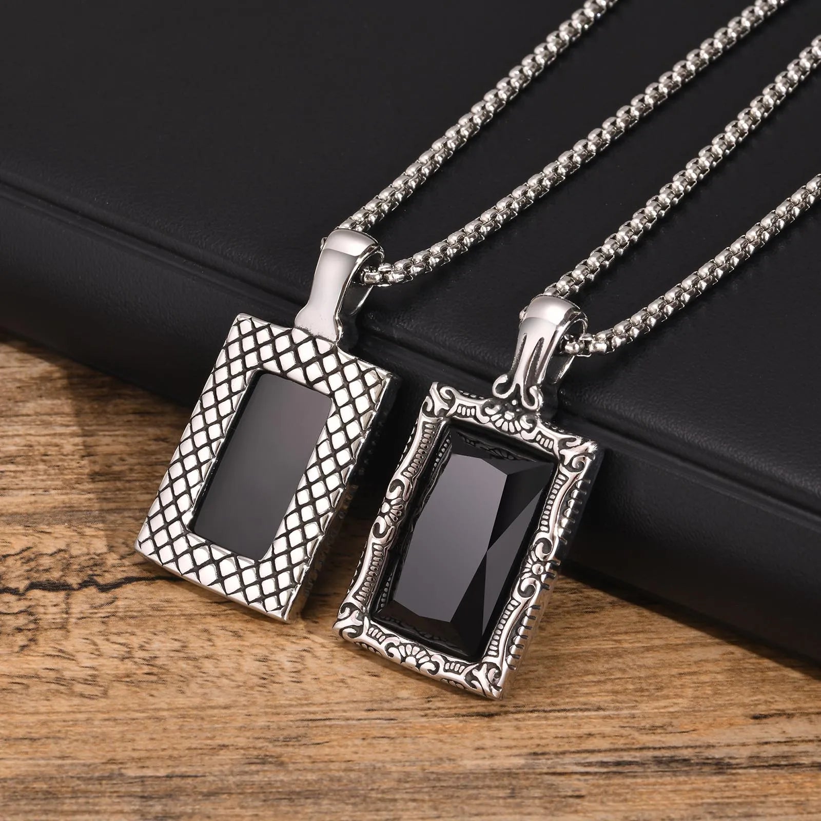 Vnox Black Square Stein Halsketten für Männer, Retro Silber Farbe Edelstahl geometrischen Anhänger Kragen mit Box Kette