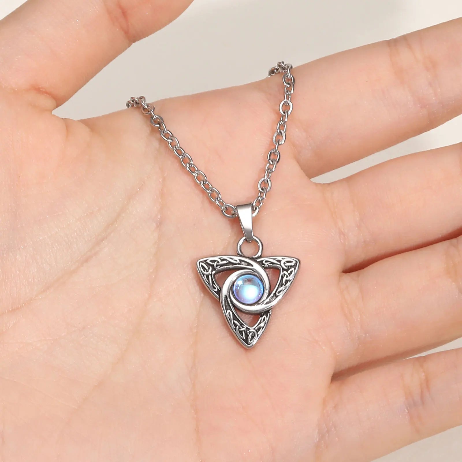 Vnox Vintage-Halsketten mit keltischem Knoten-Anhänger und Mondstein-Intarsien für Männer und Frauen, Hexenknoten-Kragen-Schmuck mit Box-Kette