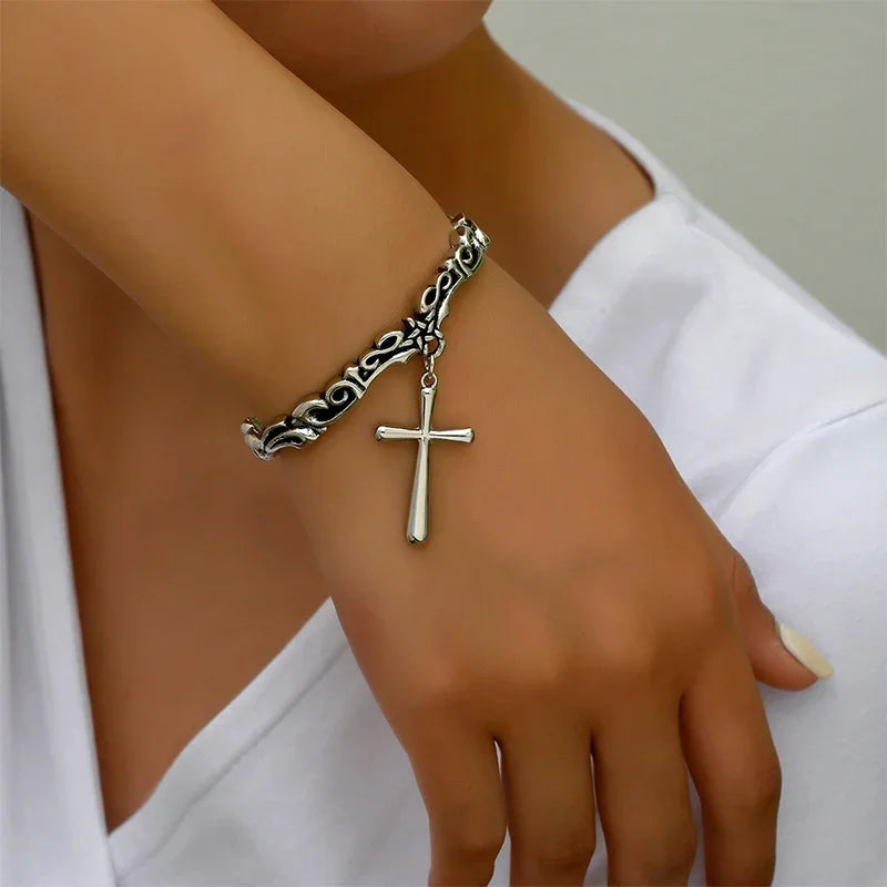 Bohemian Vintage Kreuz Charm Geschnitzte Manschette Armband Retro Silber Punk Einstellbare Offene Armreif für Frauen Gothic Schmuck Zubehör