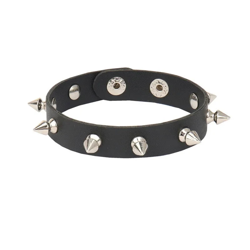 Neue breite Punk Chunky Rivet Leder Armreif Rock Reihen quadratische Nägel Armband einstellbare Größe Schmuck Armbänder & Armreif