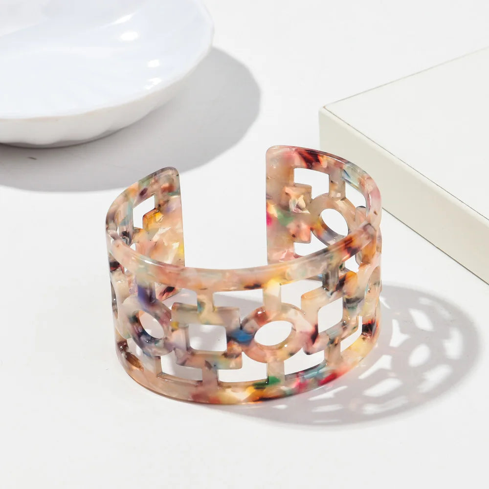 Vintage Acryl große bunte geometrische unregelmäßige Armreifen für Frauen trendige Harz breite Manschette Armreifen Armbänder 2025, Modeschmuck