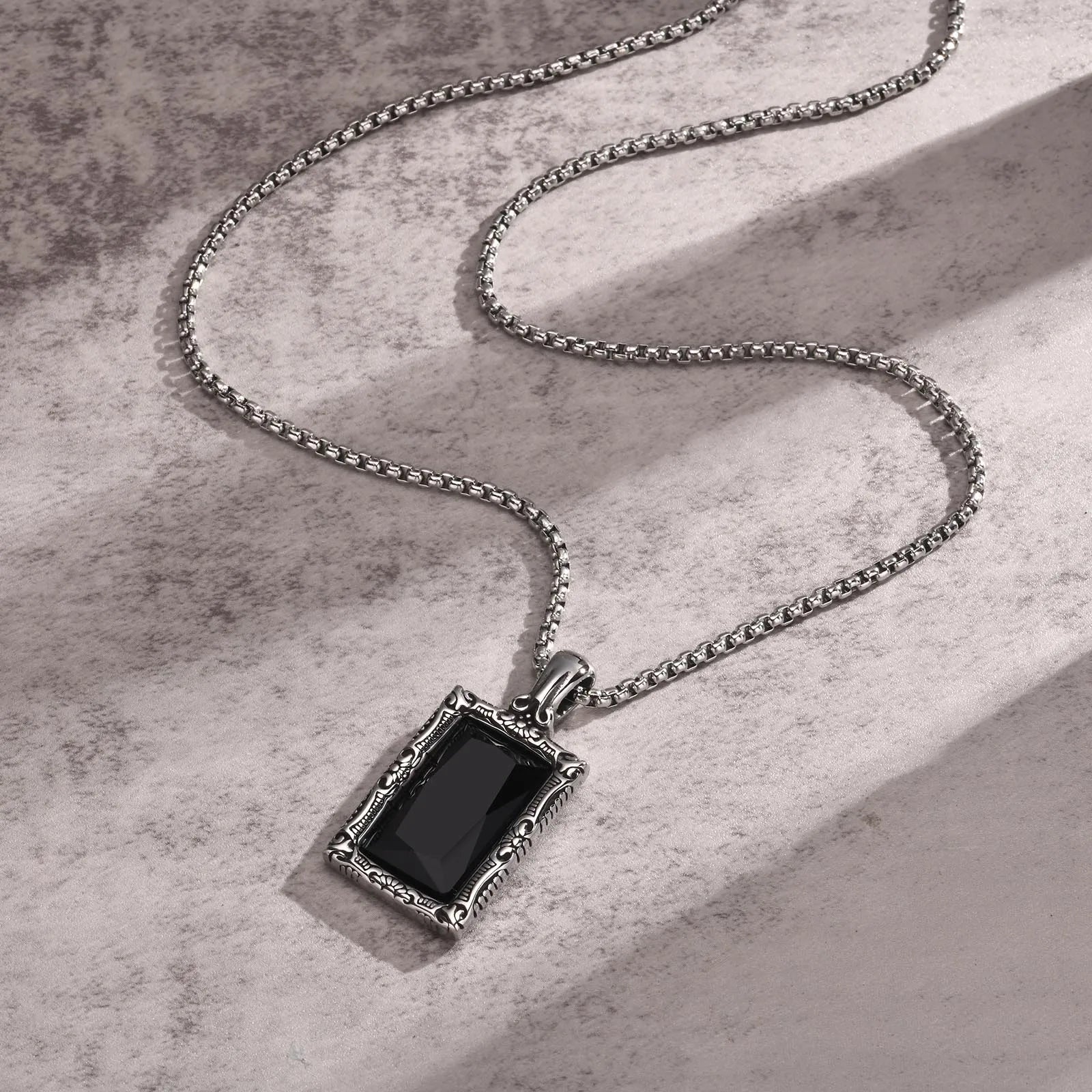 Vnox Black Square Stein Halsketten für Männer, Retro Silber Farbe Edelstahl geometrischen Anhänger Kragen mit Box Kette