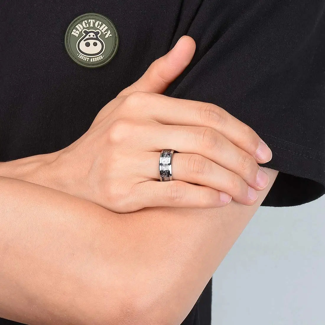 Moderne 8mm Schwarz Titan stahl Ringe für Männer Frauen Nut Facetten Edelstahl Männer Ring Hochzeit Band schmuck Großhandel