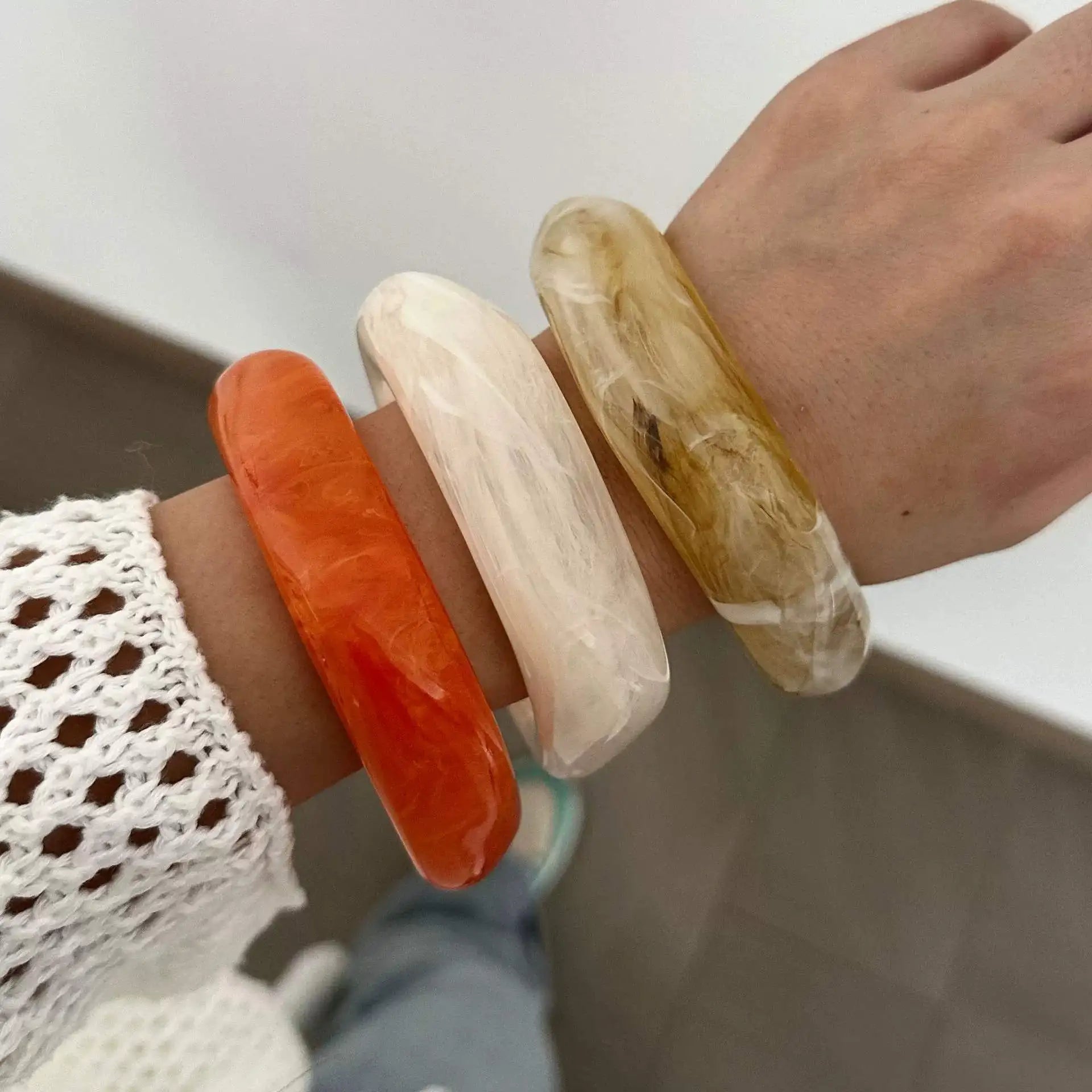 Vintage Acryl große bunte geometrische unregelmäßige Armreifen für Frauen trendige Harz breite Manschette Armreifen Armbänder 2025, Modeschmuck
