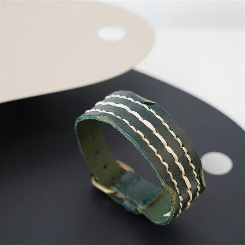 MKENDN Vintage pflanzlich gegerbtes Rindsleder-Manschettenarmband für Männer und Frauen, Punk-Armreif, geriebenes Distressed-Denim-farbiges Armband