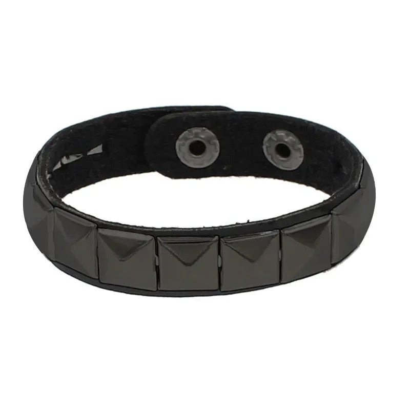 Neue breite Punk Chunky Rivet Leder Armreif Rock Reihen quadratische Nägel Armband einstellbare Größe Schmuck Armbänder & Armreif