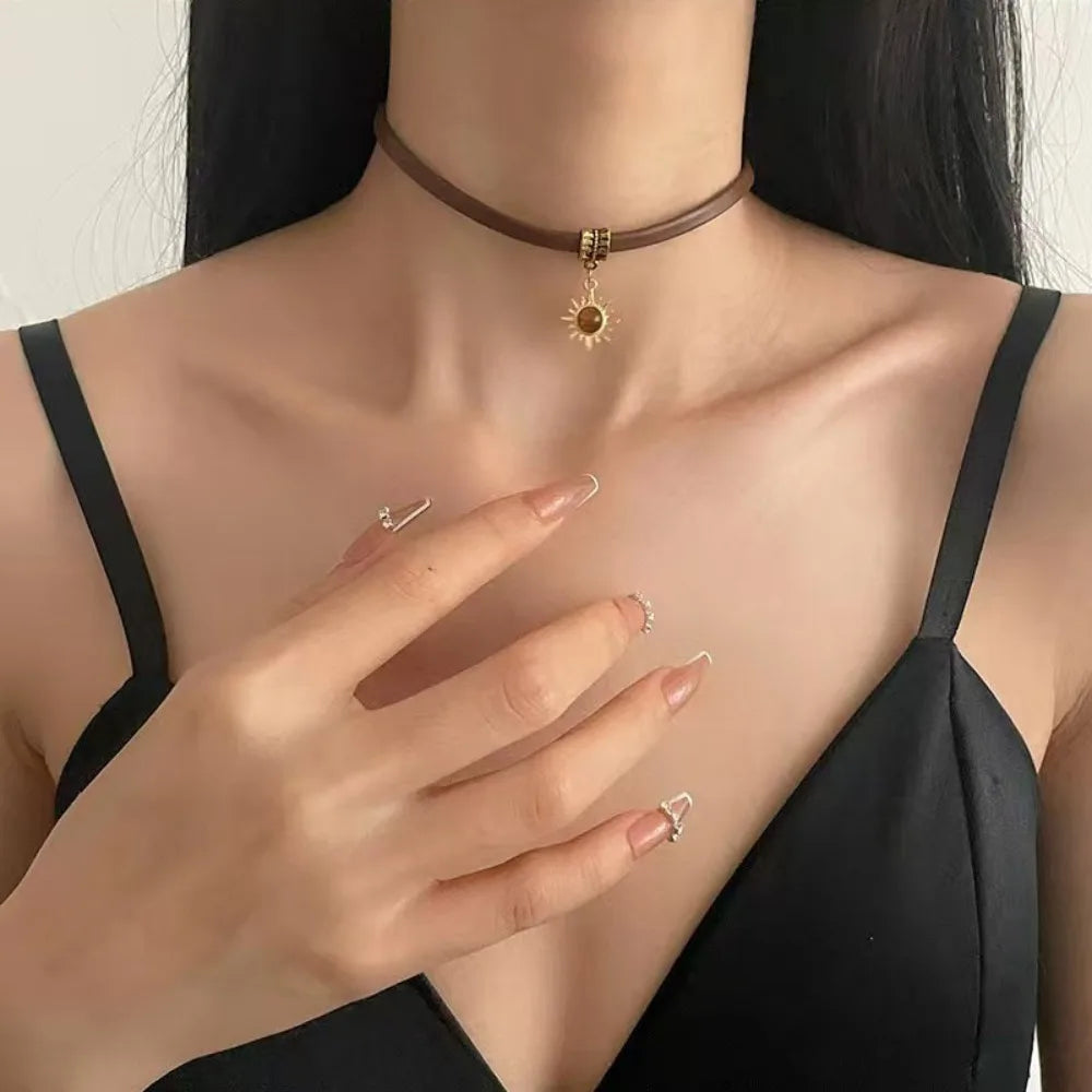Vintage Stein Sonne Anhänger Halsketten Braun PU Leder Halsband Halskette Für Frauen Mädchen Trendy Herbst Winter Mode Schmuck Geschenke