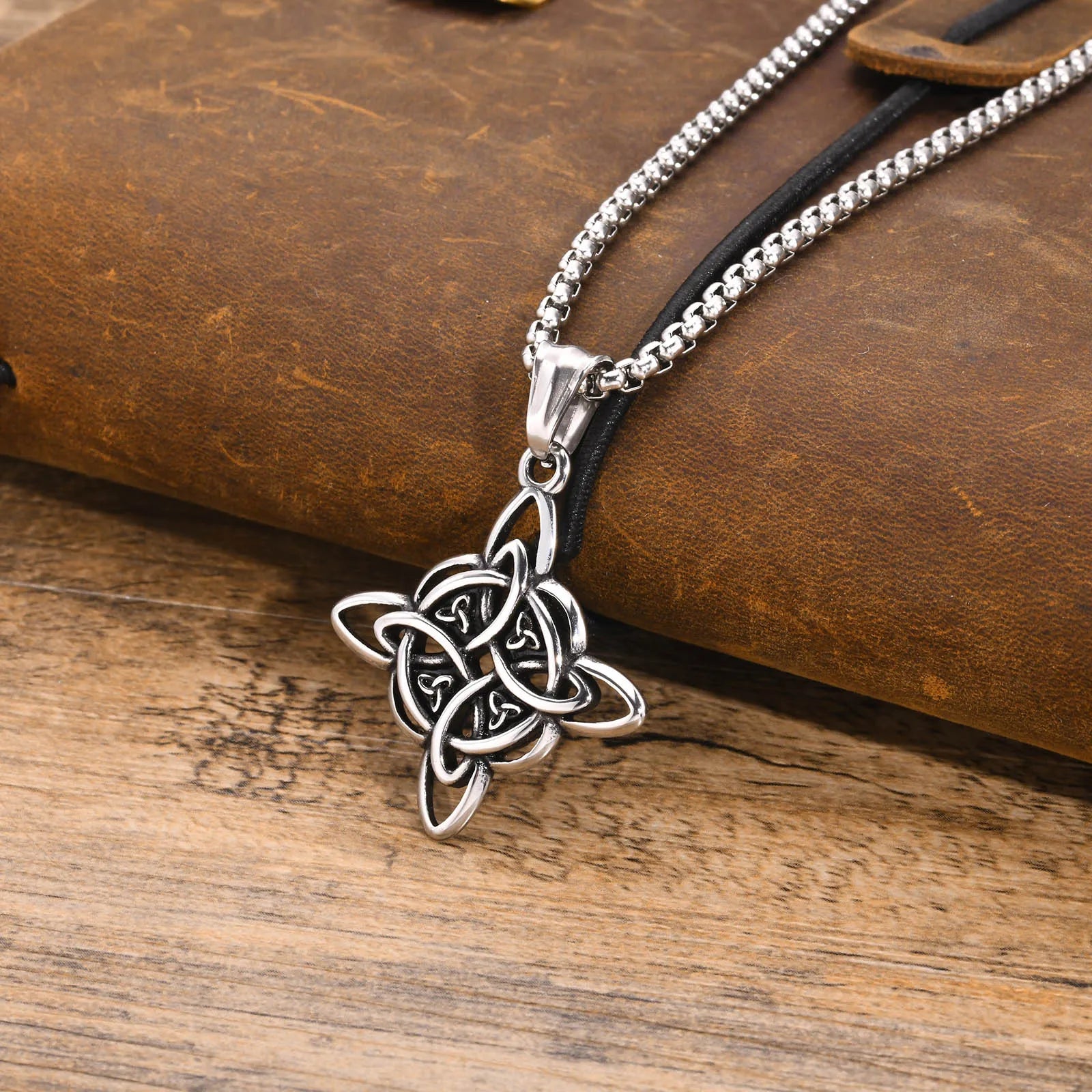Vnox Vintage keltische Knoten-Halsketten für Männer und Frauen, nordischer Nord-Eur-Amulett-Anhänger aus Edelstahl, Triquetra-Hexenknoten-Kragen