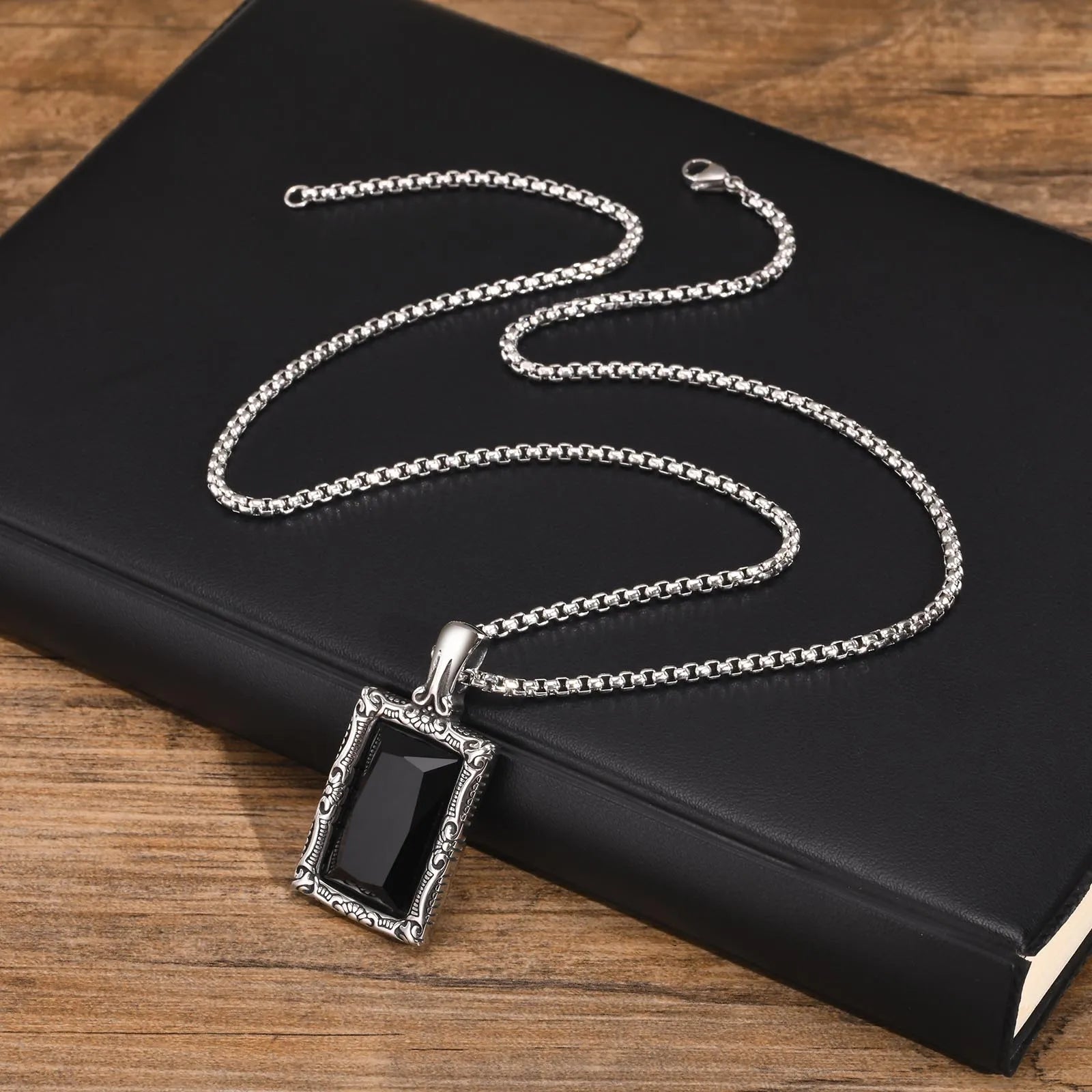 Vnox Black Square Stein Halsketten für Männer, Retro Silber Farbe Edelstahl geometrischen Anhänger Kragen mit Box Kette