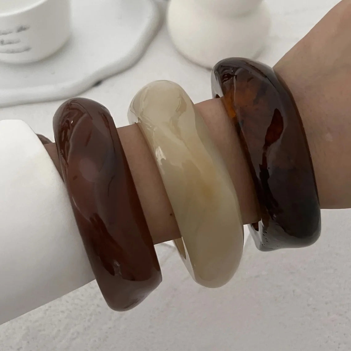 Vintage Acryl große bunte geometrische unregelmäßige Armreifen für Frauen trendige Harz breite Manschette Armreifen Armbänder 2025, Modeschmuck
