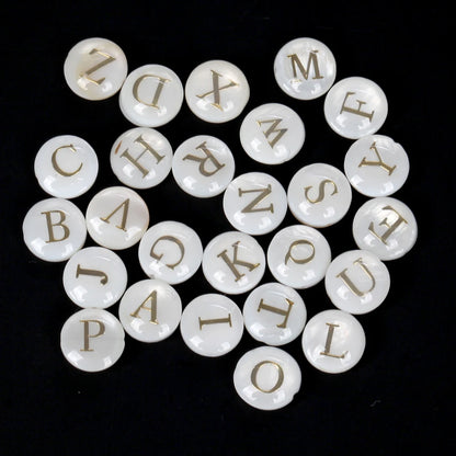 8 mm natürliche 26 Buchstaben weiße Muschel-Alphabet-Abstandsperlen für Schmuckherstellung, DIY handgefertigte Anhänger-Halskette
