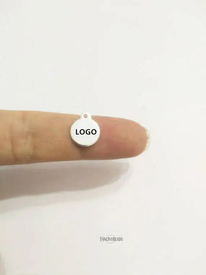 MaiLun 50 Stück 10 mm lasergravierte Anhänger mit individuellem Logo, Edelstahl, gravierbare Charms, Halskettenanhänger, Schmuckherstellungszubehör