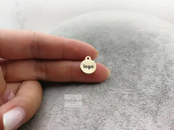 MaiLun 50 Stück 10 mm lasergravierte Anhänger mit individuellem Logo, Edelstahl, gravierbare Charms, Halskettenanhänger, Schmuckherstellungszubehör